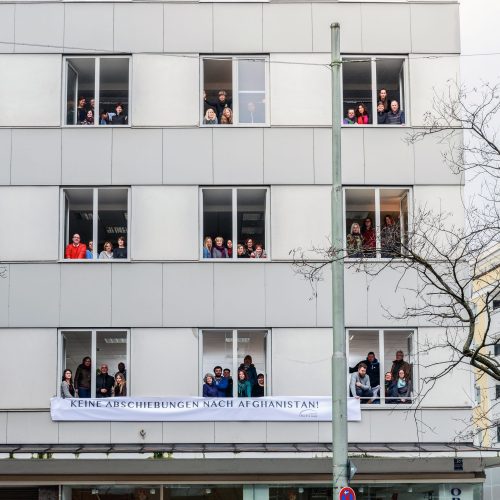 Protest gegen Abschiebungen nach Afghanistan im Jahr 2017 im aktuellen Gebäude in der Rosenheimer Straße.