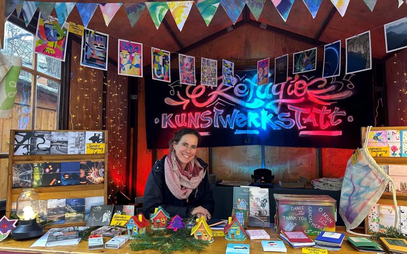 Weihnachtsmarkt Die Refugio Kunstwerkstatt leuchtet bunt auf dem Haidhauser Weihnachtsmarkt.